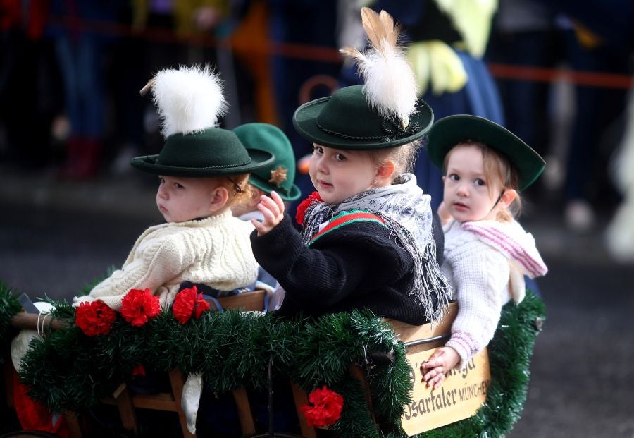 Cientos de vecinos desfilan, con los trajes tradicionales, por el centro de Munich, Alemania.