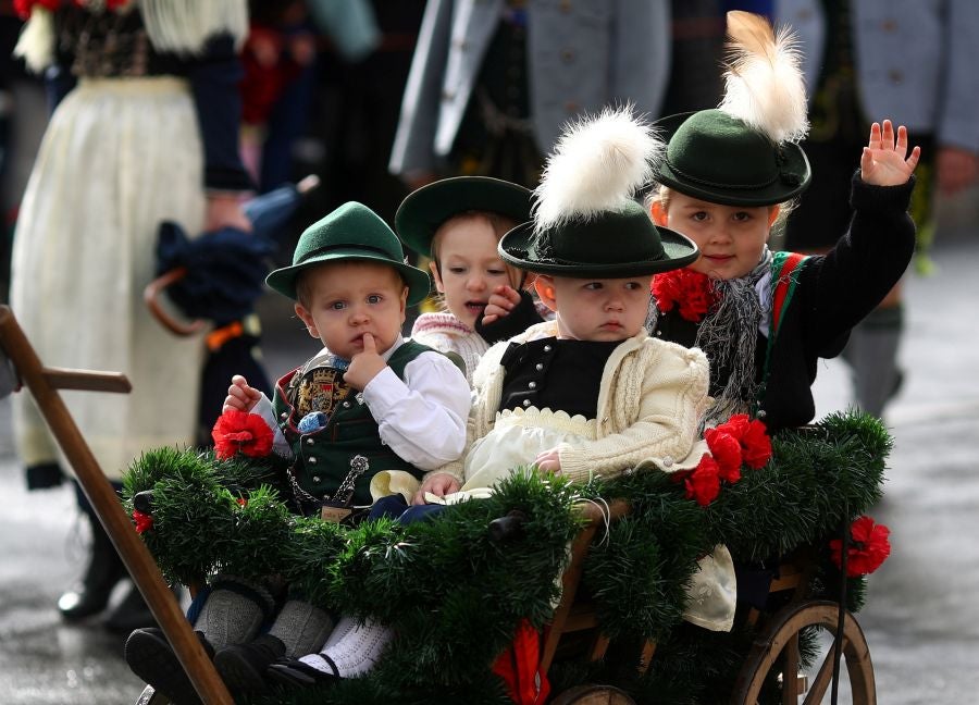 Cientos de vecinos desfilan, con los trajes tradicionales, por el centro de Munich, Alemania.