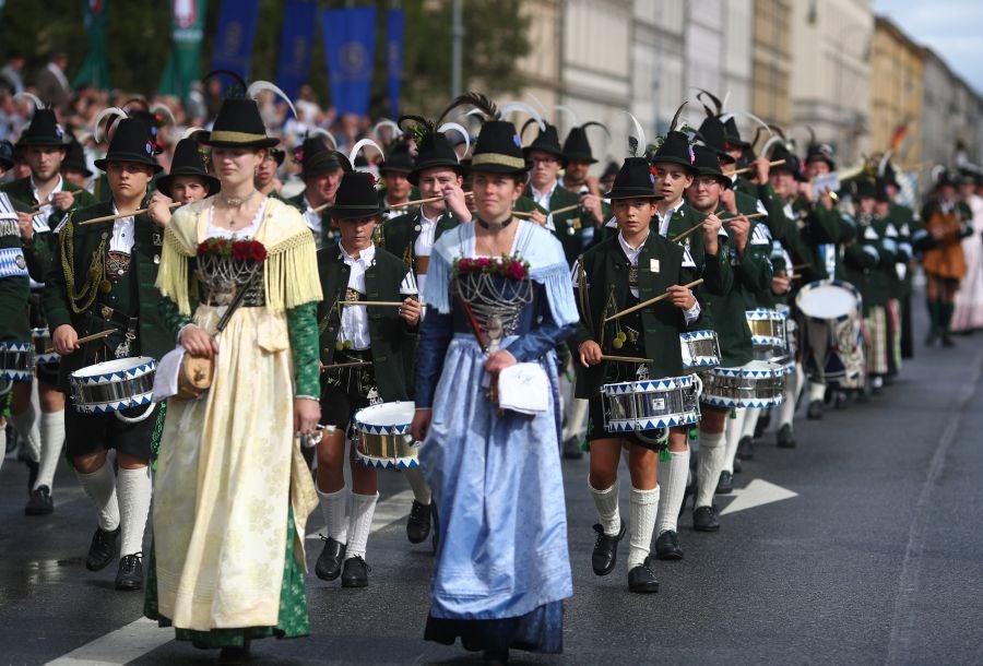 Cientos de vecinos desfilan, con los trajes tradicionales, por el centro de Munich, Alemania.