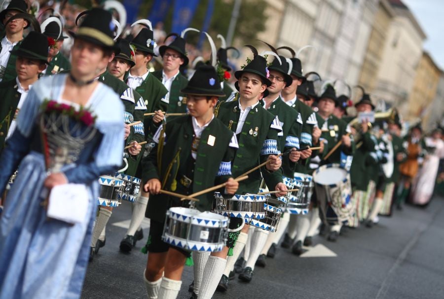 Cientos de vecinos desfilan, con los trajes tradicionales, por el centro de Munich, Alemania.