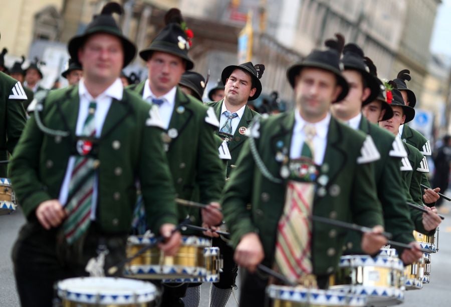 Cientos de vecinos desfilan, con los trajes tradicionales, por el centro de Munich, Alemania.
