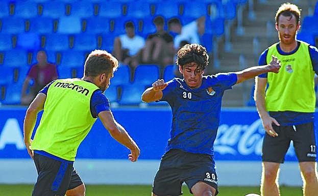 Djouahra controla el balón entre Kevin y Zurutuza en el entrenamiento de ayer en Zubieta.