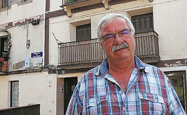 Mitxelo Olaizola ante la casa de Okendo plaza donde nació. 