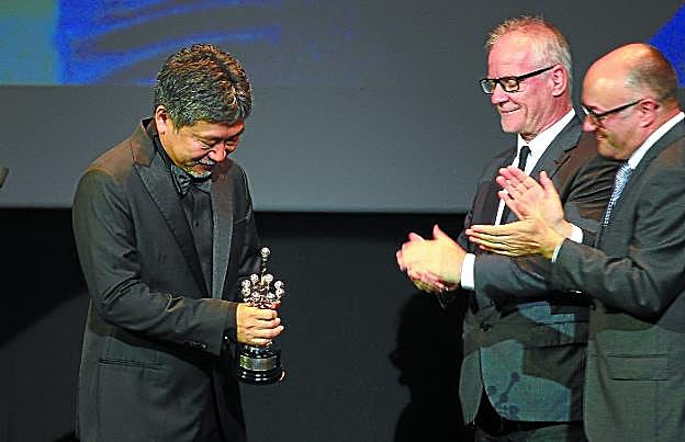 José Luis Rebordinos y Thierry Fremaux aplauden a un emocionado Kore-eda.
