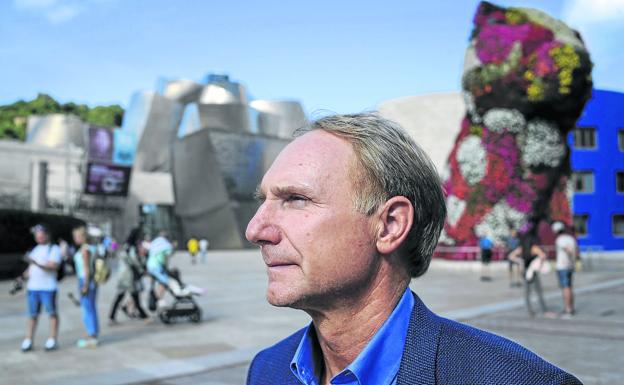 Dan Brown, el autor de mayor éxito de público de los últimos años, en el Guggenheim.