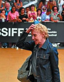 Imagen secundaria 2 - Claire Foy, Danny DeVito y la directora Claire Denis, en San Sebastián. 