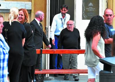 Imagen secundaria 1 - Claire Foy, Danny DeVito y la directora Claire Denis, en San Sebastián. 