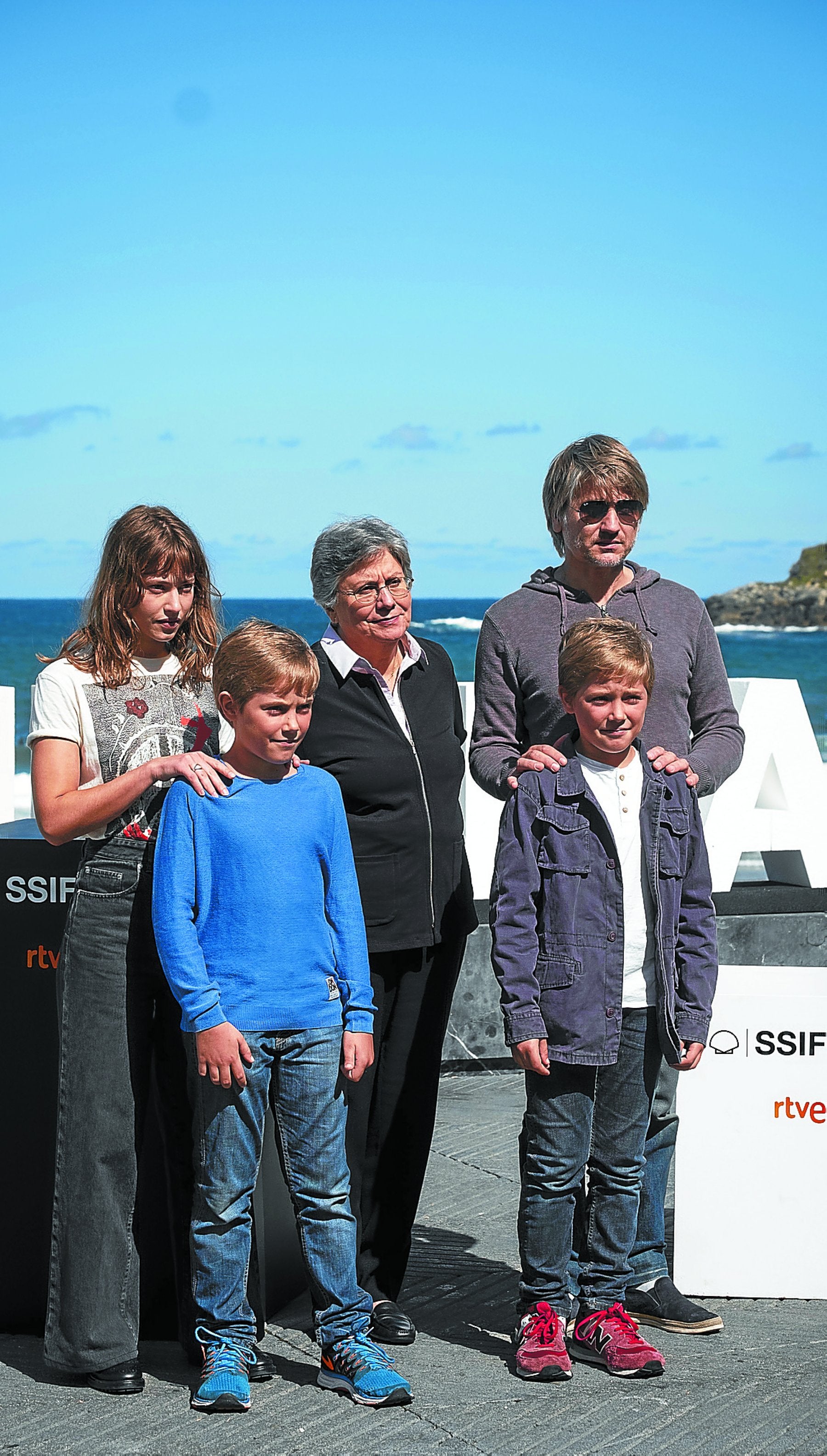 Sarmiento, acompañada de Lou de Laâge, Stanislas Merhar y los gemelos Vasco y Tiago Varela. 
