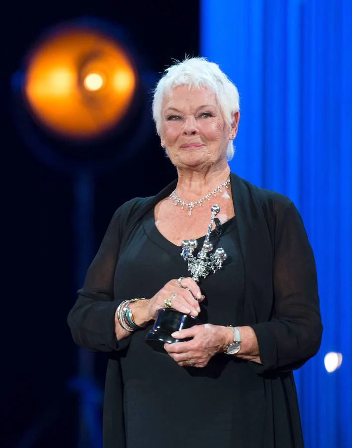 Judi Dench ha recibido este martes el máximo galardón del Festival de Cine de San Sebastián, el Premio Donostia, durante una emotiva gala celebrada en el Kursaal.