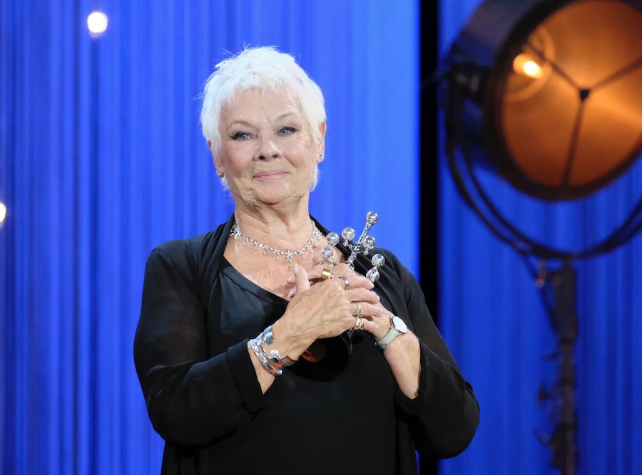 Judi Dench ha recibido este martes el máximo galardón del Festival de Cine de San Sebastián, el Premio Donostia, durante una emotiva gala celebrada en el Kursaal.