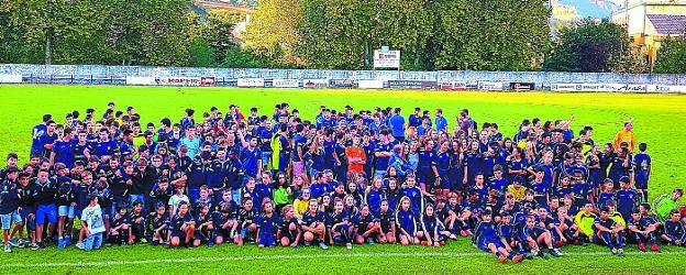 Cantera. Una gran parte de los 300 jugadores y jugadoras federados del club mahonero acudieron a la presentación de los equipos el sábado sobre el césped de Agorrosin. 