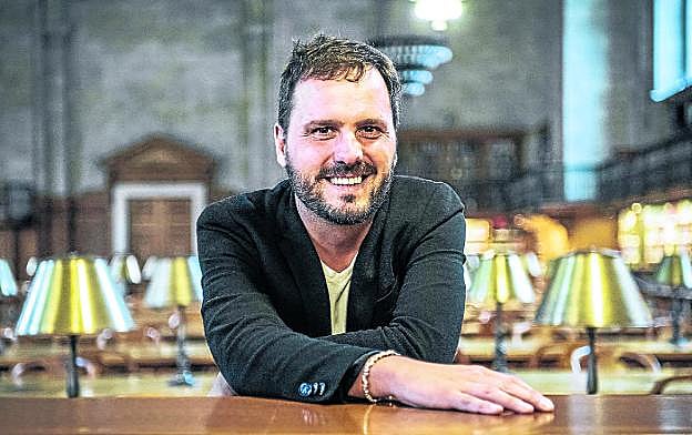 Kirmen Uribe, sonriente en la Biblioteca Pública de Manhattan. 