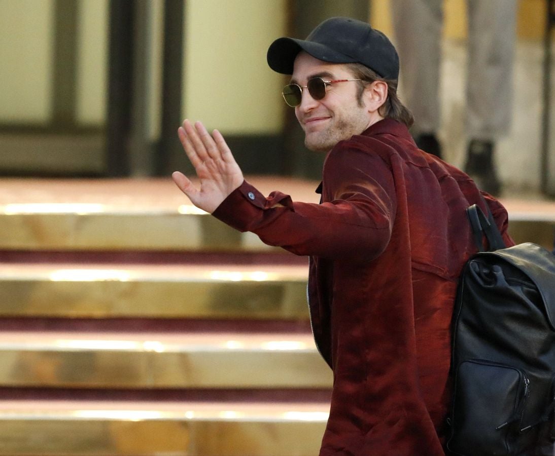 El actor decepciona a su llegada al María Cristina al saludar fugazmente y esconderse en el interior del hotel