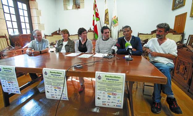 Representantes del Ayuntamiento y de algunas de las entidades participantes.
