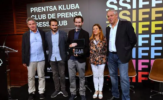 Entrega del premio EZAE de la Asociación de Salas de Cine de Euskadi a la película Handia. 