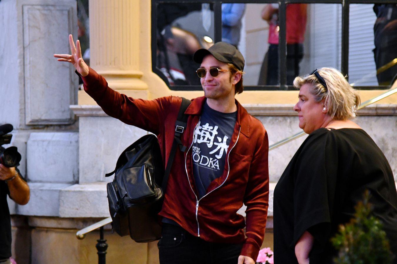 El actor decepciona a su llegada al María Cristina al saludar fugazmente y esconderse en el interior del hotel