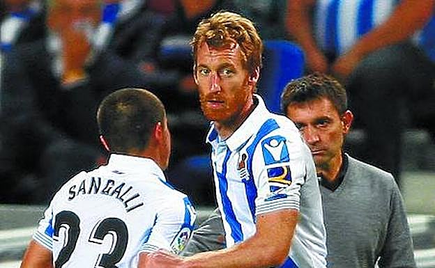 Zurutuza entra en el campo por Sangalli. 
