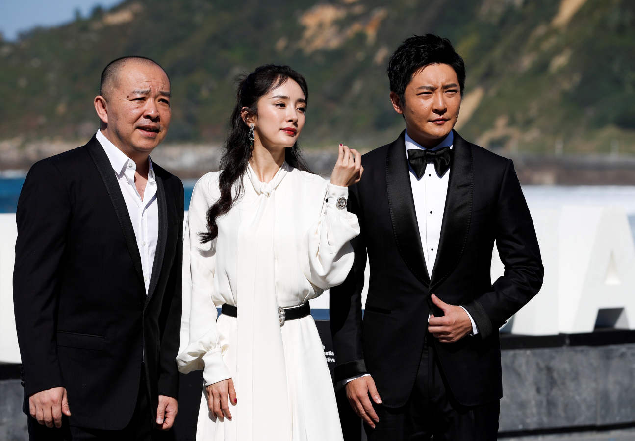El director Jie Liu y los actores Jingfei Guo y Mi Yang, antes de la presentación este jueves de su película «Bao bei er», que compite en la sección oficial del la 66 edición del Festival Internacional de Cine de San Sebastián. 