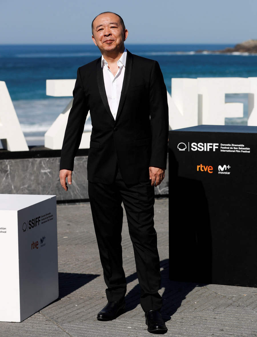 El director Jie Liu y los actores Jingfei Guo y Mi Yang, antes de la presentación este jueves de su película «Bao bei er», que compite en la sección oficial del la 66 edición del Festival Internacional de Cine de San Sebastián. 