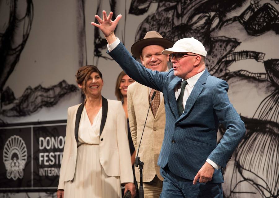 El Festival de Cine de San Sebastián ha vuelto a mostrar este jueves a un buen ramillete de estrellas como Paco León y el equipo de la serie 'Arde Madrid', el cineasta mexicano Alfonso Cuarón, Pedro Almodóvar, Juliette Binoche o Robert Pattinson entre otros.