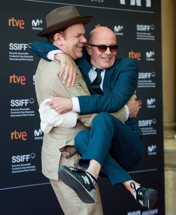 El Festival de Cine de San Sebastián ha vuelto a mostrar este jueves a un buen ramillete de estrellas como Paco León y el equipo de la serie 'Arde Madrid', el cineasta mexicano Alfonso Cuarón, Pedro Almodóvar, Juliette Binoche o Robert Pattinson entre otros.