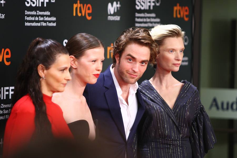 El Festival de Cine de San Sebastián ha vuelto a mostrar este jueves a un buen ramillete de estrellas como Paco León y el equipo de la serie 'Arde Madrid', el cineasta mexicano Alfonso Cuarón, Pedro Almodóvar, Juliette Binoche o Robert Pattinson entre otros.