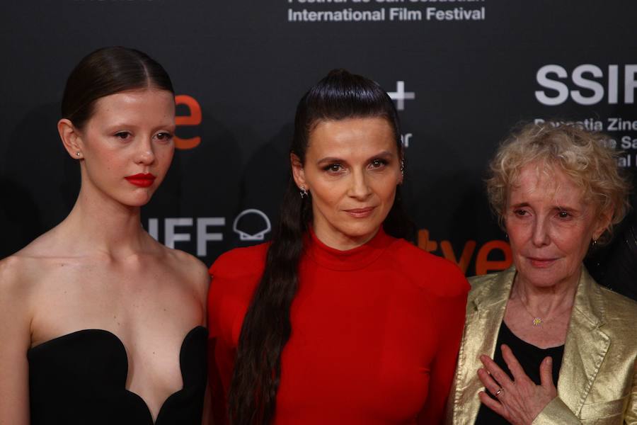 El Festival de Cine de San Sebastián ha vuelto a mostrar este jueves a un buen ramillete de estrellas como Paco León y el equipo de la serie 'Arde Madrid', el cineasta mexicano Alfonso Cuarón, Pedro Almodóvar, Juliette Binoche o Robert Pattinson entre otros.