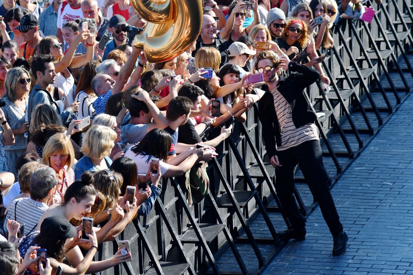 El Festival de Cine de San Sebastian ha vuelto a mostrar este jueves a un buen ramillete de estrellas como Paco León y el equipo de la serie 'Arde Madrid', el cineasta mexicano Alfonso Cuarón, Pedro Almodóvar, Juliette Binoche o Robert Pattinson entre otros.