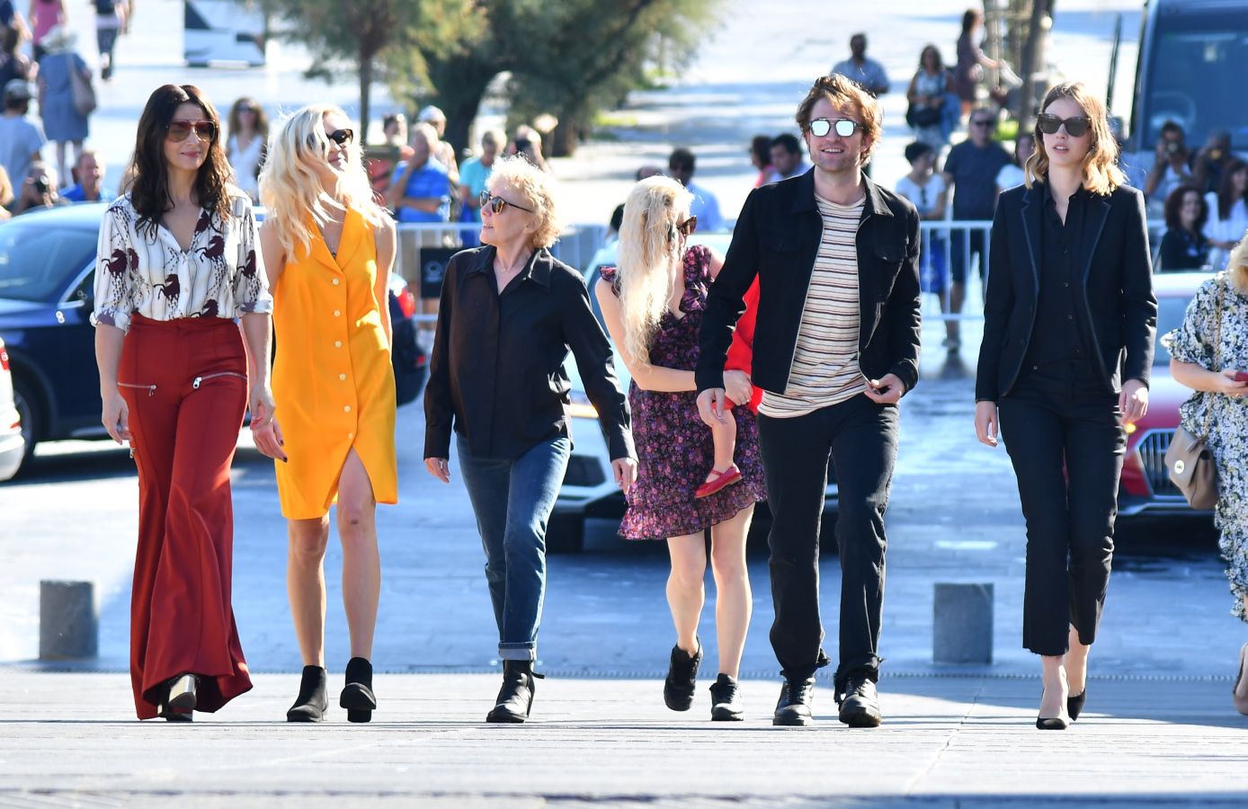 El Festival de Cine de San Sebastian ha vuelto a mostrar este jueves a un buen ramillete de estrellas como Paco León y el equipo de la serie 'Arde Madrid', el cineasta mexicano Alfonso Cuarón, Pedro Almodóvar, Juliette Binoche o Robert Pattinson entre otros.