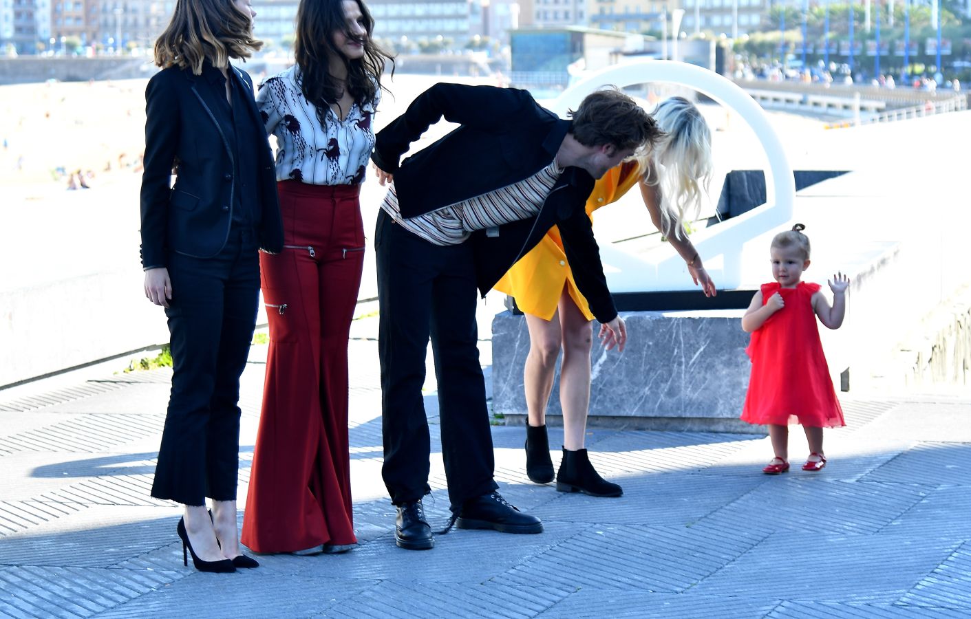 El Festival de Cine de San Sebastian ha vuelto a mostrar este jueves a un buen ramillete de estrellas como Paco León y el equipo de la serie 'Arde Madrid', el cineasta mexicano Alfonso Cuarón, Pedro Almodóvar, Juliette Binoche o Robert Pattinson entre otros.