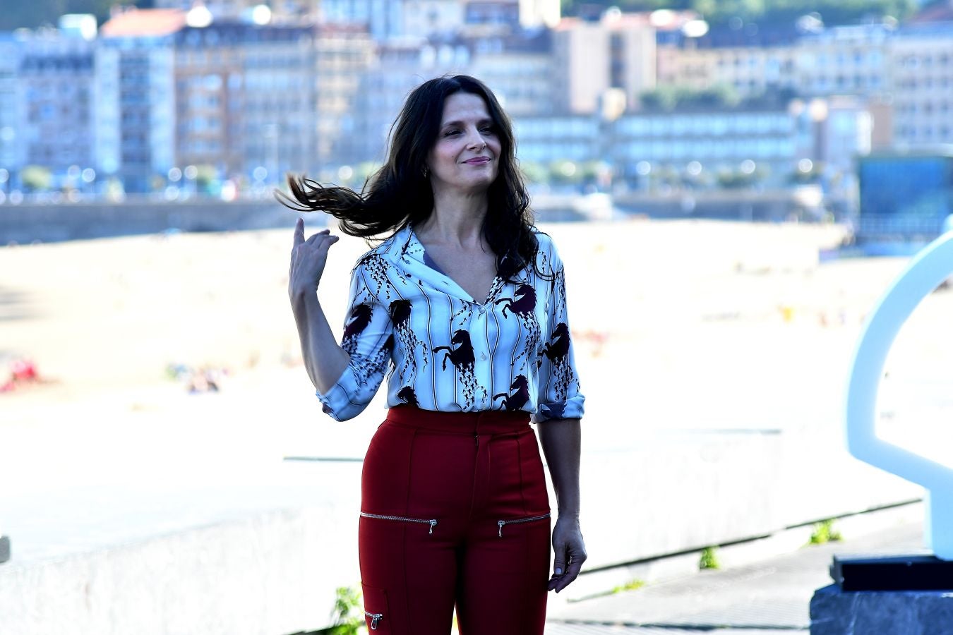 El Festival de Cine de San Sebastian ha vuelto a mostrar este jueves a un buen ramillete de estrellas como Paco León y el equipo de la serie 'Arde Madrid', el cineasta mexicano Alfonso Cuarón, Pedro Almodóvar, Juliette Binoche o Robert Pattinson entre otros.