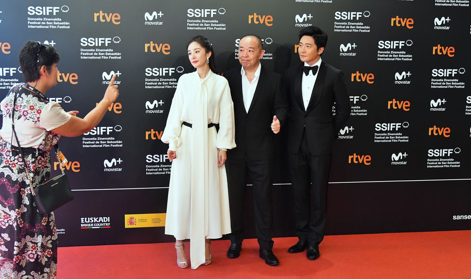 El Festival de Cine de San Sebastian ha vuelto a mostrar este jueves a un buen ramillete de estrellas como Paco León y el equipo de la serie 'Arde Madrid', el cineasta mexicano Alfonso Cuarón, Pedro Almodóvar, Juliette Binoche o Robert Pattinson entre otros.