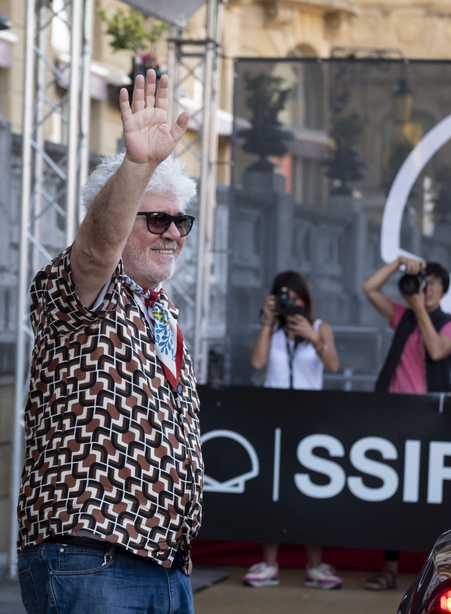 El Festival de Cine de San Sebastian ha vuelto a mostrar este jueves a un buen ramillete de estrellas como Paco León y el equipo de la serie 'Arde Madrid', el cineasta mexicano Alfonso Cuarón, Pedro Almodóvar, Juliette Binoche o Robert Pattinson entre otros.