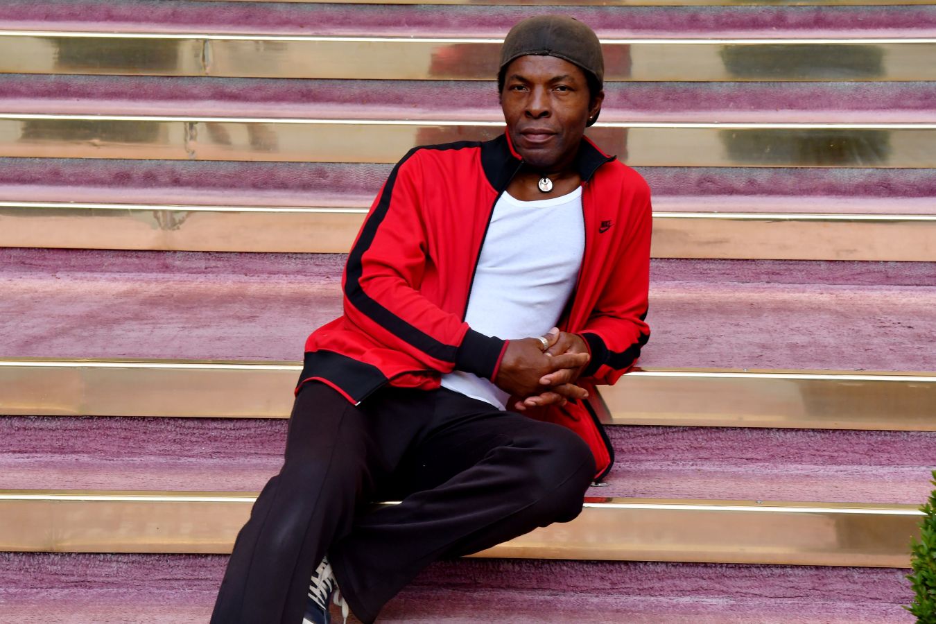 El Festival de Cine de San Sebastian ha vuelto a mostrar este jueves a un buen ramillete de estrellas como Paco León y el equipo de la serie 'Arde Madrid', el cineasta mexicano Alfonso Cuarón, Pedro Almodóvar, Juliette Binoche o Robert Pattinson entre otros.