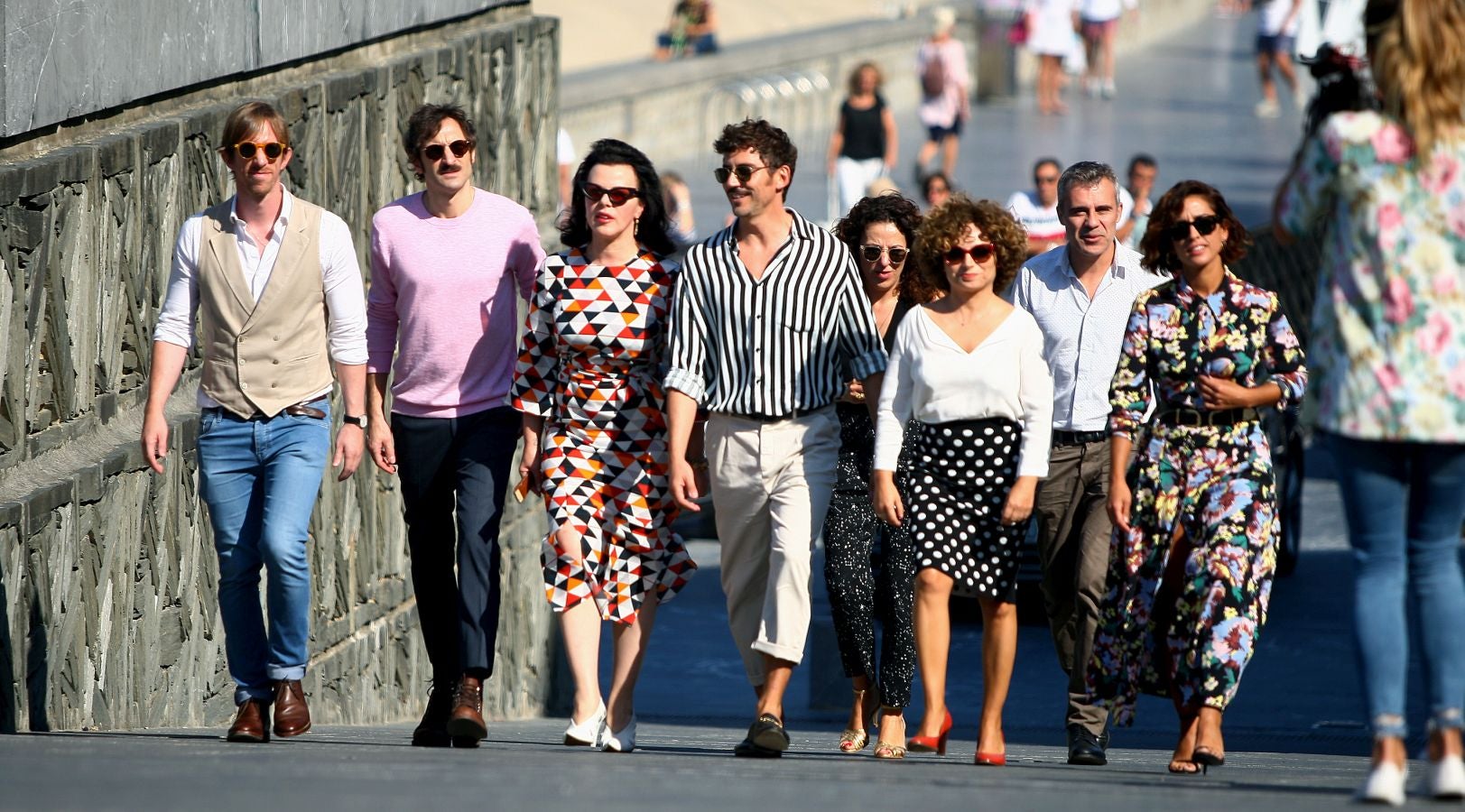 El Festival de Cine de San Sebastian ha vuelto a mostrar este jueves a un buen ramillete de estrellas como Paco León y el equipo de la serie 'Arde Madrid', el cineasta mexicano Alfonso Cuarón, Pedro Almodóvar, Juliette Binoche o Robert Pattinson entre otros.