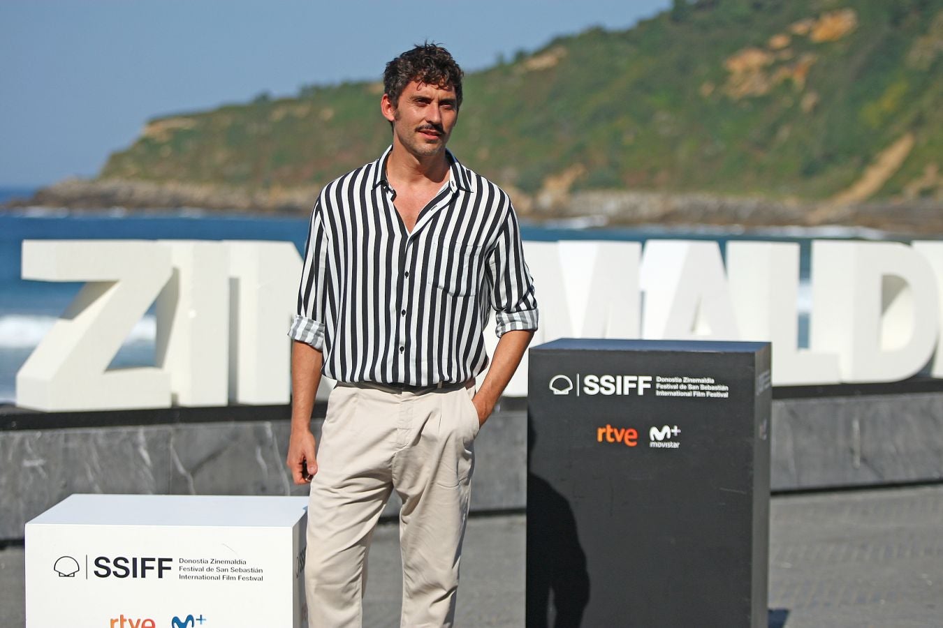 El Festival de Cine de San Sebastian ha vuelto a mostrar este jueves a un buen ramillete de estrellas como Paco León y el equipo de la serie 'Arde Madrid', el cineasta mexicano Alfonso Cuarón, Pedro Almodóvar, Juliette Binoche o Robert Pattinson entre otros.