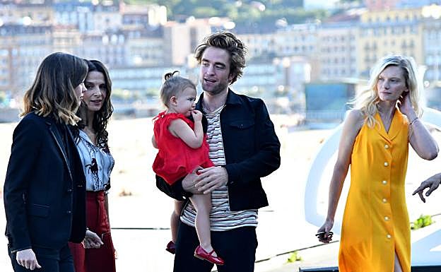 Imagen. Photocall de 'Highlife', con Juliette Binoche y Robert Pattinson.