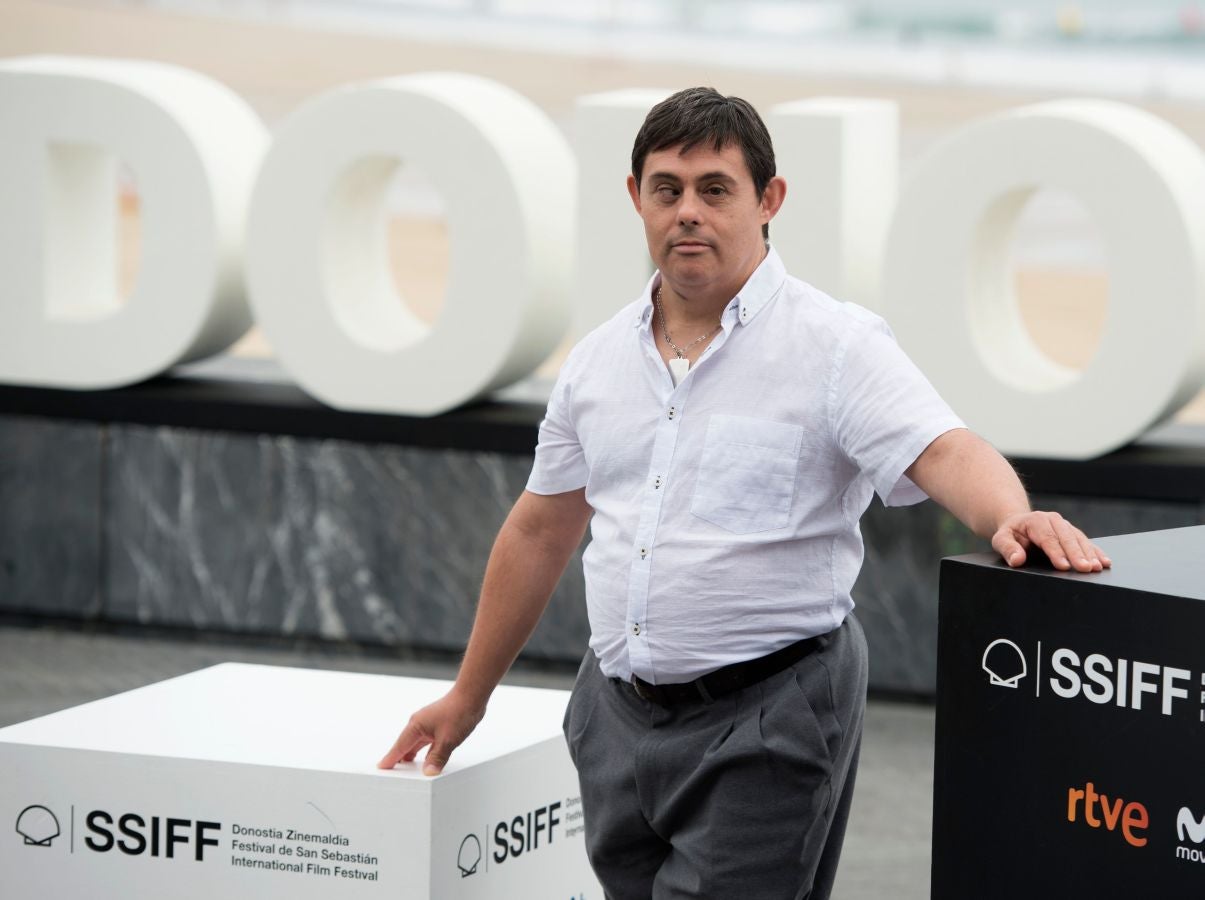 Los discapacitados intelectuales que han trabajado en 'Campeones', filme seleccionado por España para los Óscar de 2019 han viajado a San Sebastián para presentar en la pantalla gigante del Velódromo de Anoeta ambos filmes -primero se proyectará 'Campeones' y después el documental 'Ni distintos ni diferentes: Campeones'.