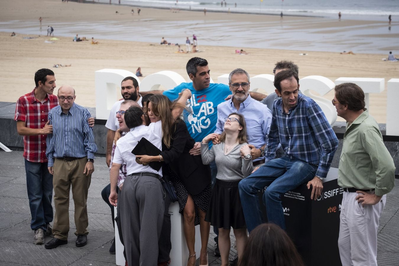 Los discapacitados intelectuales que han trabajado en 'Campeones', filme seleccionado por España para los Óscar de 2019 han viajado a San Sebastián para presentar en la pantalla gigante del Velódromo de Anoeta ambos filmes -primero se proyectará 'Campeones' y después el documental 'Ni distintos ni diferentes: Campeones'.