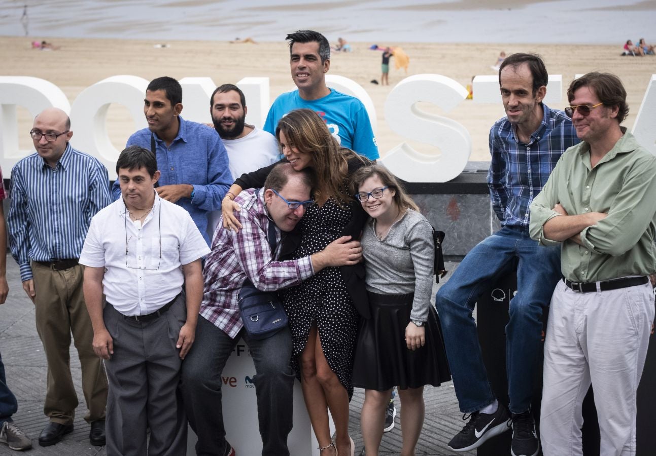 Los discapacitados intelectuales que han trabajado en 'Campeones', filme seleccionado por España para los Óscar de 2019 han viajado a San Sebastián para presentar en la pantalla gigante del Velódromo de Anoeta ambos filmes -primero se proyectará 'Campeones' y después el documental 'Ni distintos ni diferentes: Campeones'.