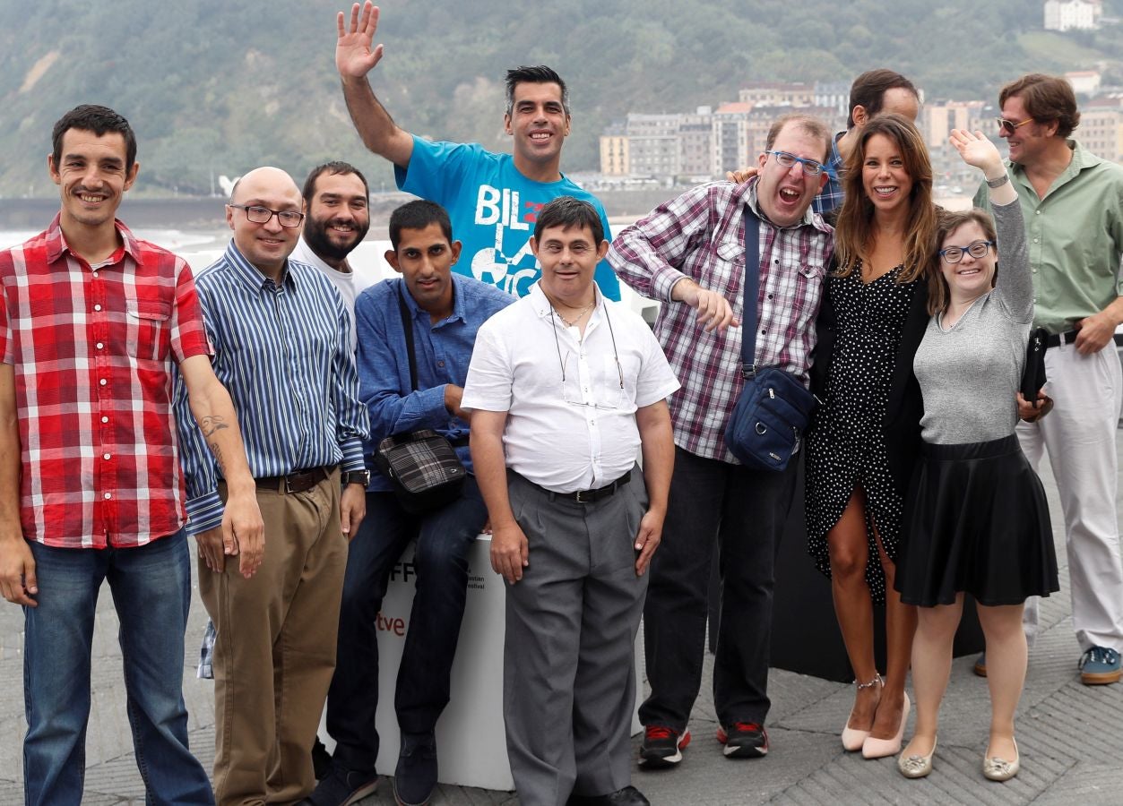 Los discapacitados intelectuales que han trabajado en 'Campeones', filme seleccionado por España para los Óscar de 2019 han viajado a San Sebastián para presentar en la pantalla gigante del Velódromo de Anoeta ambos filmes -primero se proyectará 'Campeones' y después el documental 'Ni distintos ni diferentes: Campeones'.