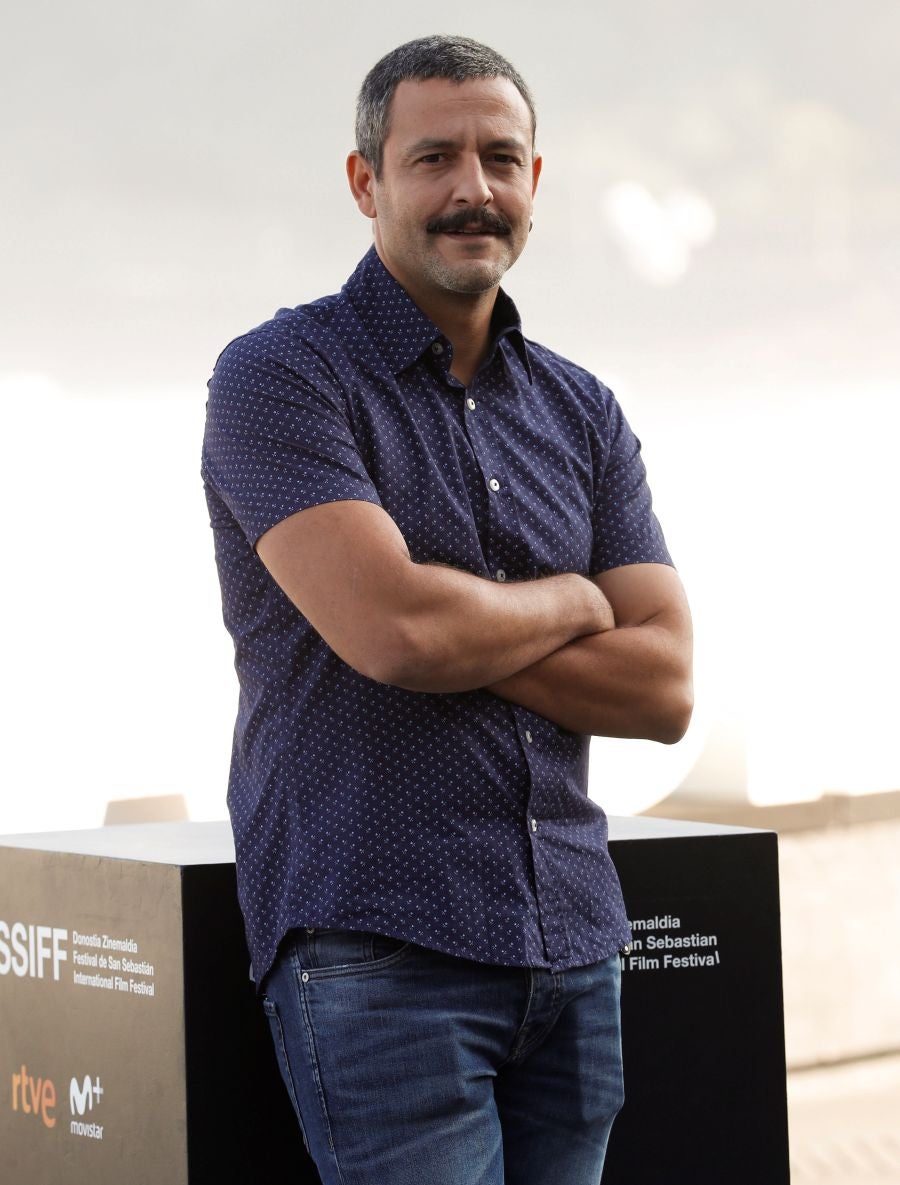 Un padre diabólico, unos hermanos que se despedazan, mujeres de hierro, y en el centro, el suculento negocio del narcotráfico. Así es la serie española 'Gigantes', presentada este viernes en el Festival de cine de San Sebastián