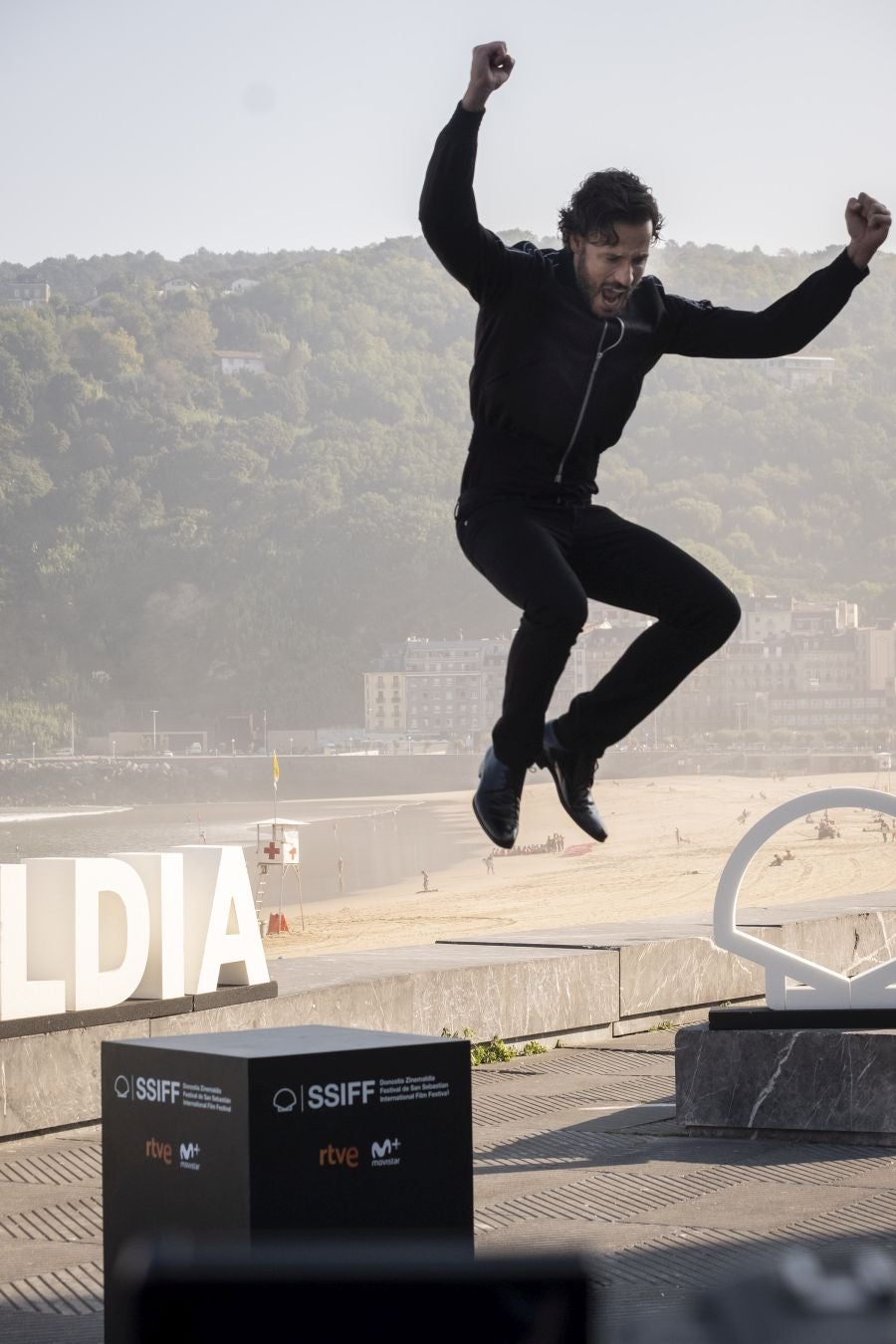 Un padre diabólico, unos hermanos que se despedazan, mujeres de hierro, y en el centro, el suculento negocio del narcotráfico. Así es la serie española 'Gigantes', presentada este viernes en el Festival de cine de San Sebastián