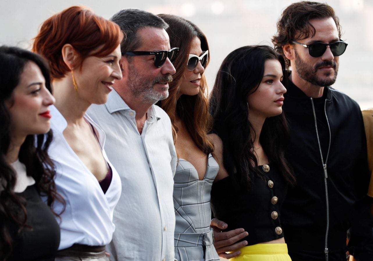 Un padre diabólico, unos hermanos que se despedazan, mujeres de hierro, y en el centro, el suculento negocio del narcotráfico. Así es la serie española 'Gigantes', presentada este viernes en el Festival de cine de San Sebastián