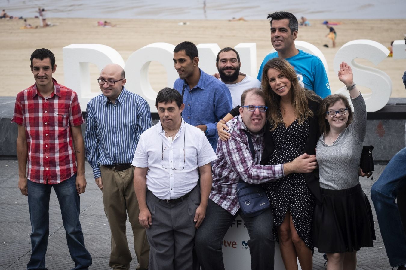 Los 'Campeones' de Javier Fesser han sido los protagonistas en una jornada en la que hemos visto a famosos como Pia Tjelta, Tuva Novotny, Fermin Muguruza, Paulina Rubio, Isaach de Bankolé o Willy Toledo