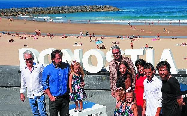 Isaki Lacuesta (segundo por la izquierda), junto al resto del equipo de la película 'Entre dos aguas', en la presentación de ayer. 