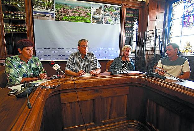 Irune Hernández, Sergio Corchón, Ana Elosegui y Jon Arruabarrena, en la presentación.
