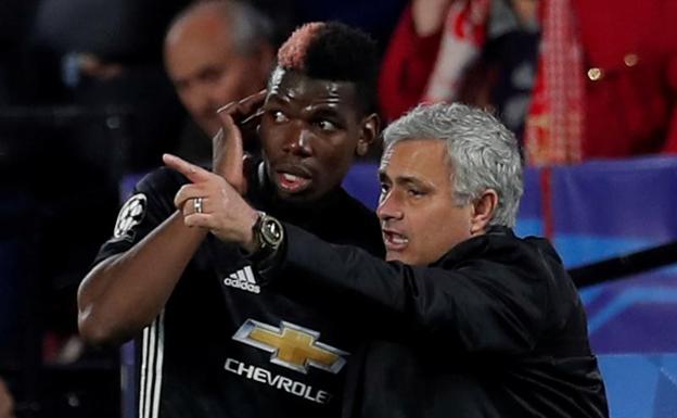 José Mourinho dando instrucciones a su jugador, Paul Pogba