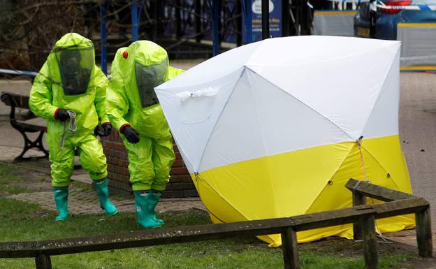 Miembros de emergencia analizan el banco en el que fueron envenenados los Skripal.