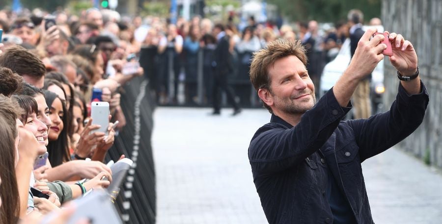 Bradley Cooper, tres veces nominado al Oscar como mejor actor, cierra la sección Perlas del Festival de San Sebastián con su opera prima como director, 'A star is born' 